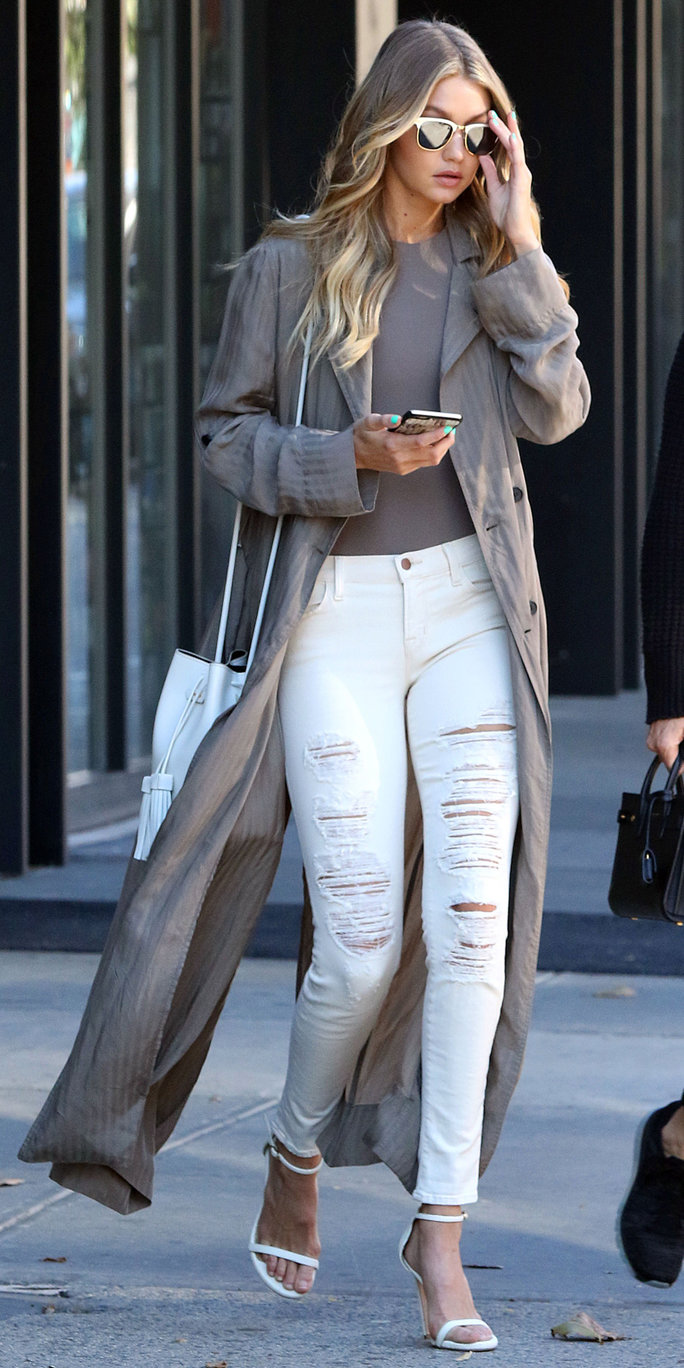 7 a-list looks that prove itu0027s possible to wear white jeans in the winter KIINZBP