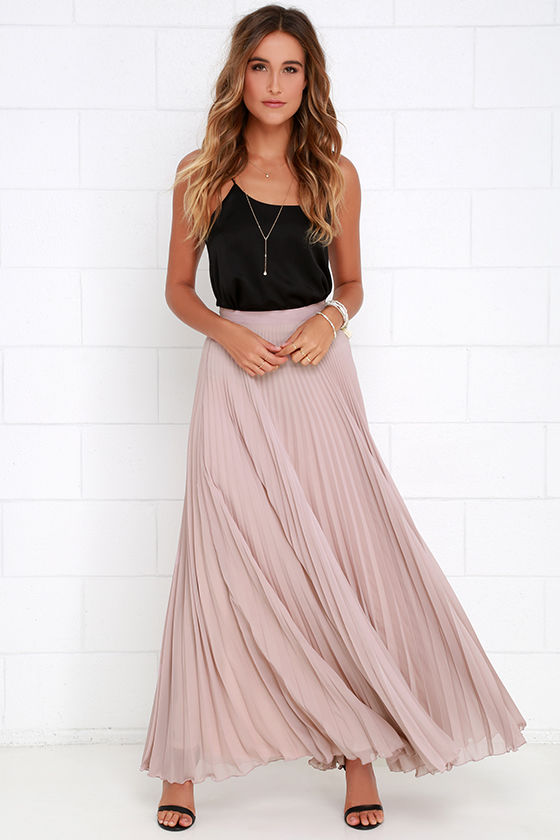 Look slim and gorgeous in pleated maxi skirt