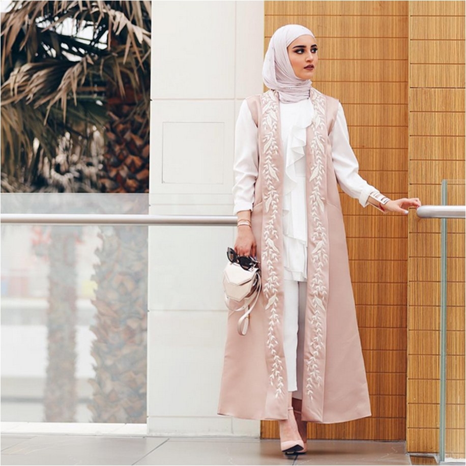 dalal aldoub is a successful kuwaiti hijab fashion blogger. follow her for  great outfit JFJBNKG